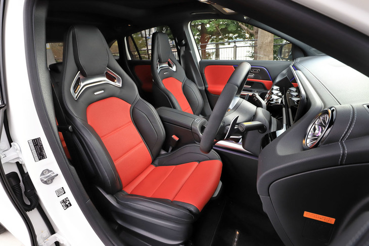 ホールド性の高い「AMGハイパフォーマンスシート」は「AMGパフォーマンスパッケージ」に含まれるオプション装備。「GLA45 S」の場合はベンチレーション機能も装備される。