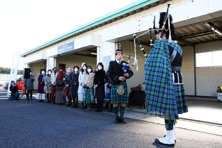グリッドガールが並び、バグパイプが鳴り響く開会式。