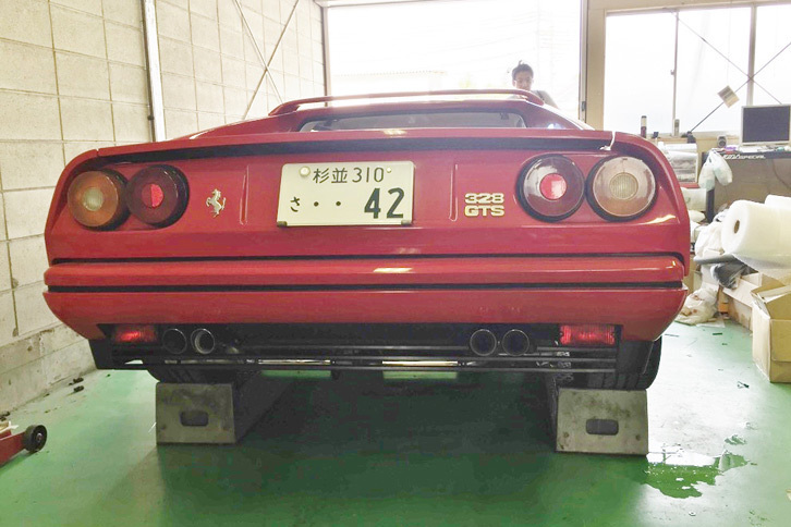 “赤い玉号”がヤケに前のめりだったのは、後輪が台に乗っていたためだった。