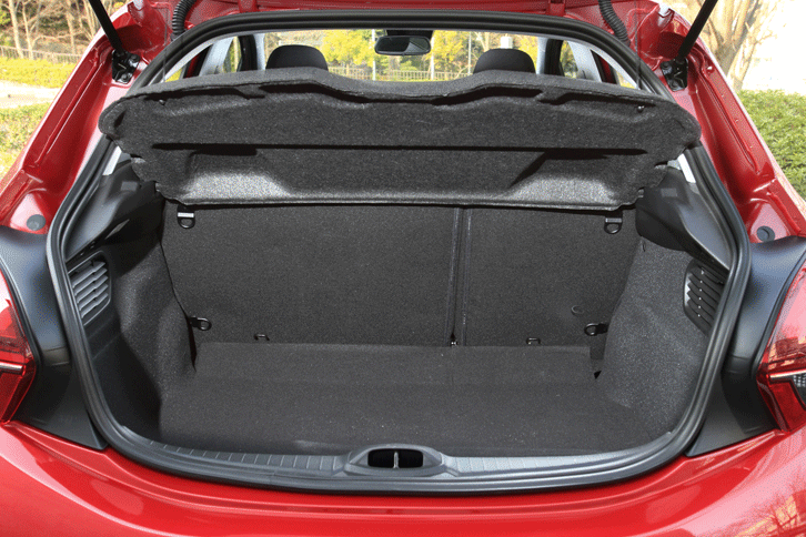 トノカバーから下の荷室容量は285リッター。後席を倒せば1076リッターのスペースが得られる。（写真をクリックすると、シートの倒れる様子が見られます）