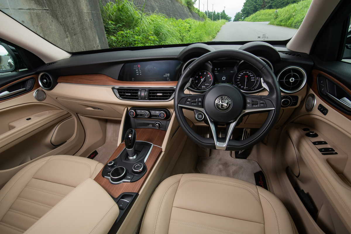 アルファ・ロメオ・ステルヴィオ ファーストエディション（4WD/8AT