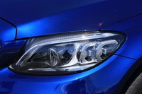 大幅なデザイン変更を受けたフロントマスク。片側84個のLEDを使用した「マルチビームLEDヘッドライト」を装備。最長約650mを自動で照射する「ウルトラハイビーム」機構も搭載している。