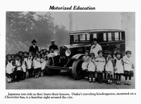 安価で丈夫なフォードやGMのクルマは、自動車産業が発達する前の日本市場を席巻した。写真は大阪の幼稚園児を送迎するシボレーのバス。