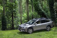 ボディーサイズは写真の「リミテッドEX」グレードの場合で全長×全幅×全高＝4870×1875×1675mm。先代に比べ50mm長く、35mm幅広く、70mm高い。