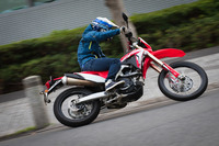 車両骨格には「CRF450R」のものをベースとした、セミダブルクレードル式のアルミフレームを採用。エンジンを支えるフレームピボットまわりの形状を変更し、ヘッドパイプまわりを専用設計するなどして、公道走行に適応させている。