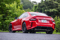 ボディーサイズは全長×全幅×全高＝4580×1885×1410mmで、ホイールベースは2745mm。ワイドフェンダーの採用により、2022年3月に上陸した「220iクーペ」よりも全幅が60mm広く、最低地上高が7mm低く設定されている。