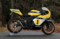 「インターカラー」とは、かつてヤマハがロードレース世界選手権のマシンに使用していたカラーリング。ファンの間ではケニー・ロバーツの活躍とともに記憶されている。