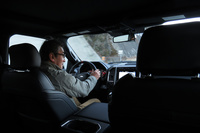 webCGメンバーがいつもお世話になっているカメラマンのこうご氏。いわゆる“オフロード野郎”な上にフランス車もたしなむ“乗り心地原理主義者”で、試乗会や取材会では、ジャーナリストそっちのけで開発者と話しこんでしまうこともしばしば。困ったもんである。