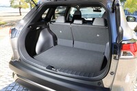 荷室の容量は407リッター。AC100V・1500Wのアクセサリーコンセントは4万4000円のオプション。