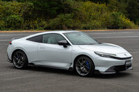 無限の用品がフル装備された新型「ホンダ・プレリュード」。前後のスポイラーやリアディフューザーなどの空力パーツ（開発中）はいずれもカーボン製だ。