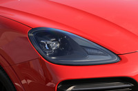 エクステリアでは各所をブラックでコーディネート。ヘッドランプとリアコンビランプにはダークカラーのティンテッド加工が施される。