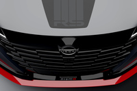 NISMOのレッドアクセントが施されたカナード付きのフロントスポイラーと、「RS」のロゴがデザインされたボンネットのデカールが目を引く。