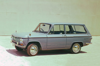 初代「マツダ・ファミリア バン」。1963年にファミリアは商用バンから始まった。クロスフローのヘミヘッド、総アルミ製というぜいたくな設計の800cc直4 OHVエンジンを搭載。