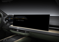 ダッシュボードには2つの大型スクリーンを並べてレイアウト。これまでのトヨタ／レクサス車には見られない新しいスタイルだ。