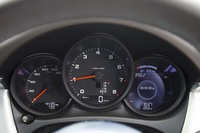 メーターパネルは3連式。右端はさまざまな車両情報が表示可能な液晶画面になっている。