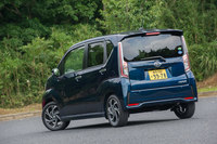 リアまわりでは、スモーククリアタイプのインナーレンズを用いたリアコンビネーションランプが新たに採用された。