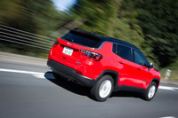 ボディーカラーは全6色。ルーフをブラックで塗り分けた仕様は、中間グレード「ロンジチュード」のみに用意される。