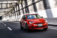 「600e」には、日常的な走りを楽しめる「NORMAL」、アクセルペダルに対する反応が素早くなる「SPORT」、モーターの出力を抑えて省燃費性能を高め航続距離を延ばす「ECO」の3つから走行モードを任意に選択できるEVモードセレクターが採用されている。