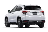 リアは専用のエアロバンパーとエアロロアーガーニッシュでドレスアップされる。