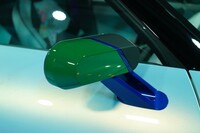 カラフルなドアミラーは断面が楕円形（だえん）に。楕円の要素はエクステリアで繰り返し使われている。