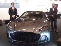 アストンマーティン・ジャパン マネージングディレクターの寺嶋正一氏（右）と、英アストンマーティンのヘリテージ部門を担うジュリアン・レン氏（左）。レン氏は1974年生まれで、かつては英国最大のアストンマーティンのディーラーに勤務。その後、プライベートバンクを経て2018年5月より現職。今回が初来日となる。