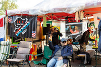 決勝の日程は5月26日～29日の4日間。ファンはこんな感じにテントを設営して、ひたすら飲んで過ごすわけですね。