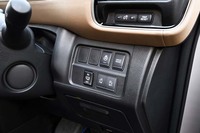 ドライブモードの切り替えスイッチは、ダッシュボードの右端に備わる。「ECO」は文字通りエコを最大限に重視したモード、「S」はSmart（賢い）の頭文字で、低燃費と加速を両立させたモードなのだ。