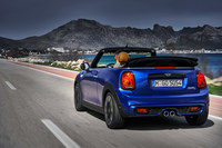 今回のマイナーチェンジではコネクテッドシステムの強化も大きなトピックのひとつ。日本仕様ではニュースや天気予報などの情報を入手したり、事故の際に自動でSOSコールを行う「MINI Connected」が、「ONE」を除く全グレードで標準装備となった。