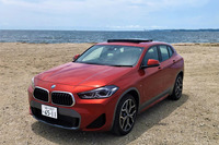 試乗車両の外装色は「サンセットオレンジ」というメタリックカラー。青い空と海によく似合う。電動パノラマガラスサンルーフは「セレクトパッケージ」に含まれるオプションアイテムで、「ラゲッジコンパートメントネット」や7スピーカーで総出力205Wの「HiFiスピーカーシステム」とセットとなる。