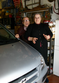 筆者のアルバムにおさまっている、親愛なる高齢ドライバーの皆さん。ジャンカルロ＆オネリア夫妻と「ヒュンダイ・ゲッツ」。