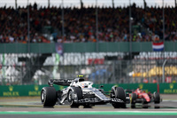 アルファタウリの角田裕毅（写真）は14位完走。13番グリッドから、スタートでクラッシュに巻き込まれマシンを壊すも、赤旗中断中に修理が完了し事なきを得た。だがレースでは手痛いミスで後退。7位を走っていたチームメイトのピエール・ガスリーを抜こうとしてスピン、2台は接触してしまい、せっかくのダブルポイントのチャンスをふいにしてしまった。ガスリーはリアウイングにダメージを負いリタイア。（Photo=Getty Images / Red Bull Content Pool）