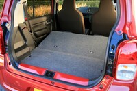 左右席一体型の後席を倒した状態。奥行きは1225mmとなり、大きな荷物や長尺物が積み込める。