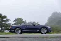 動力性能は最高速が335km/h、0-100km/h加速のタイムが3.7秒と公表されている。