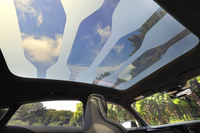 新採用のオプション装備も今回の改良のトピック。「スマートパノラミックルーフ」はポリマー分散液晶（PDLC）を用いたガラスルーフで、写真のとおり透明／不透明の切り替えができる。採光のパターンは4種類用意される。