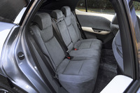 後席にもヒートシーターを装備。シートの側面は床に近いところまでウルトラスエードに覆われており、リビングのソファのような印象だ。