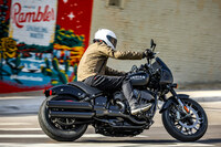 ライディングポジションに関するところでは、ベース車よりややライダーに近づけられたハンドル位置と、ミッドマウントポジションのステップが特徴。臀部（でんぶ）をしっかりカバーするソロシートとも相まって、どっかりとバイクに腰を据え、快適なポジションをとれる。