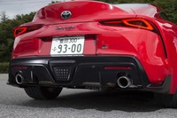 マフラーエンドは左右振り分けの2本出しとなる。下部中央に備わるドット状のものは、LED式のリアフォグランプ。