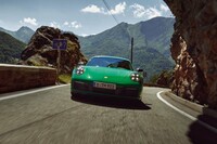 軽さと爽快な走りを追求　新型「ポルシェ911カレラT」上陸の画像