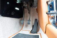 ABCペダルは、アクセルがオルガン式、ブレーキとクラッチがつり下げ式と、ひと世代前のモデルとは逆となった。