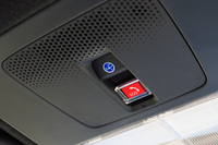 劇的な変化はないとされる新型「N-BOX」だが、乗り心地や操縦性の改善に加え、先進運転支援システムの性能向上、収納スペースの拡充等々、進化のポイントは挙げればきりがないほど多い。通信モジュールの搭載により、コネクテッドサービスに対応した点も大きなトピックだ。