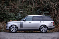 「レンジローバー」には停車時に自動で車高が50mm下がる「オートマチックアクセスハイト」が標準装備されており、車両への乗り降りが楽に行える。写真は車高が最も下がった様子。