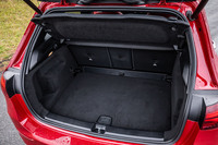 荷室床面は2段階の高さ調整式で、容量は445～1540リッター（写真は床面を下段にセットした様子）。バンパー下に足先をかざすだけでリアゲートの開閉ができるフットトランクオープナーが標準装備される。