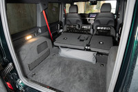 後席の格納は、座面を跳ね上げてから背もたれを倒すダブルフォールディング式。床面に大きな段差ができるが、最大で1941リッター（VDA計測値）の空間が得られる。