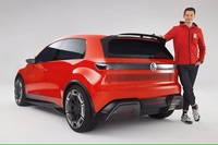 リアには巨大なスポイラーとディフューザーが備わっている。