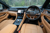 「4xe」が設定されるのは標準ボディーの「グランドチェロキー」のみ。グレードは「リミテッド」「サミットリザーブ」の2種類で、今回は最上級仕様にあたる後者に試乗した。