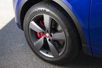 「スタイル5049」と名付けられた試乗車の19インチアロイホイールは、つや消しのダークグレー塗装が特徴。その奥に見えるレッドのブレーキキャリパーは、6万1000円のオプション。