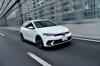 1975年に初代が登場し、2025年に生誕50周年を迎えた「ポロ」。装備充実の「TSIスタイル」と高性能モデル「GTI」を取り上げます。全6世代を振り返るページも必読です。（photo：小林俊樹）