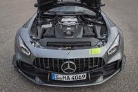 シリーズ中、最もパワフルな「AMG GT R」。そのエンジンは最高出力585ps、最大トルク700Nmを発生する。