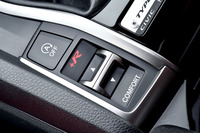 ドライビングモードの初期設定は「スポーツ」。前方に押すとサーキットモードの「＋R」へ、後方に引くと「コンフォート」に切り替わる。