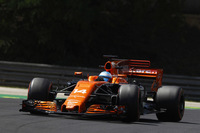 前戦イギリスGPでパワーユニット交換のペナルティーを受け、その性能差が出にくいハンガリーに懸けたマクラーレン勢は、3回のフリー走行すべてでトップ10内に食い込み、予選でも2台ともQ3進出に成功。土曜日に36歳になったフェルナンド・アロンソ（写真）は7番グリッド、チームメイトのストフェル・バンドールンは8番グリッドと好位置につけた。レースでは抜きにくいハンガロリンクでアロンソは7位を堅守、トロロッソを駆る母国の後輩、カルロス・サインツJr.をコース上でオーバーテイクし、見事6位でゴールした。バンドールンも10位に入り、今季初のダブル入賞。加えてアロンソがレースのファステストラップを記録するという“おまけ”まで付いた。これでコンストラクターズランキングでザウバーを抜き最下位から脱出。11点で9位に上昇した。（Photo=McLaren）